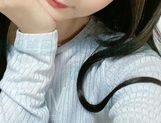 51酱的礼服美图，每一张都带着甜甜的暧昧。