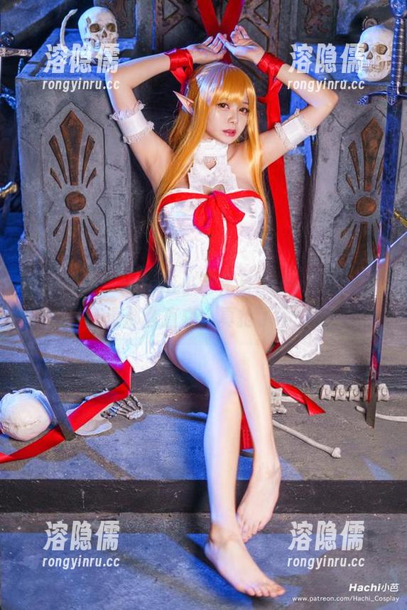 线上呈现，Hachi小芭化身LucyHeartfilia，高清那么直白，真抢了不少眼球。