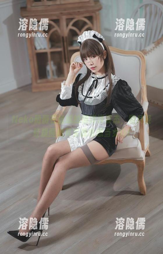 Neko薇薇 Neko薇薇在丝绒的懒洋洋姿态,图片轻轻提醒我其实我也想当女仆!