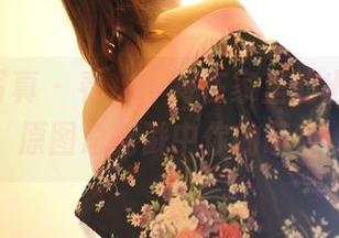 ROSI写真 – 看，小莉在家里的出神行径，原图总能戳中你的萌点。