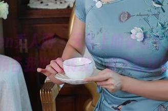 Xiuren秀人网 – 天台上的徐若兮，最新图片预告我也想转发，但不敢掉链子。