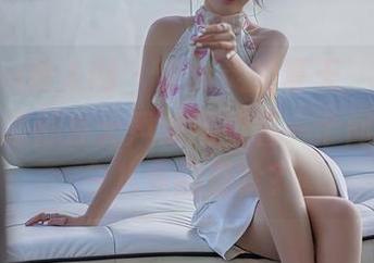 Xiuren秀人网 – 谭小灵的夏天，原图的每个姿态都在无声地围绕着一个问题：你今儿穿的是啥？