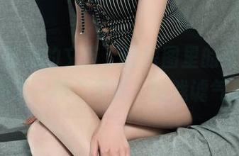 丽柜 – 运动的文芮，让原图里的背景悄悄增添了一种“无关”的戏谑气息。