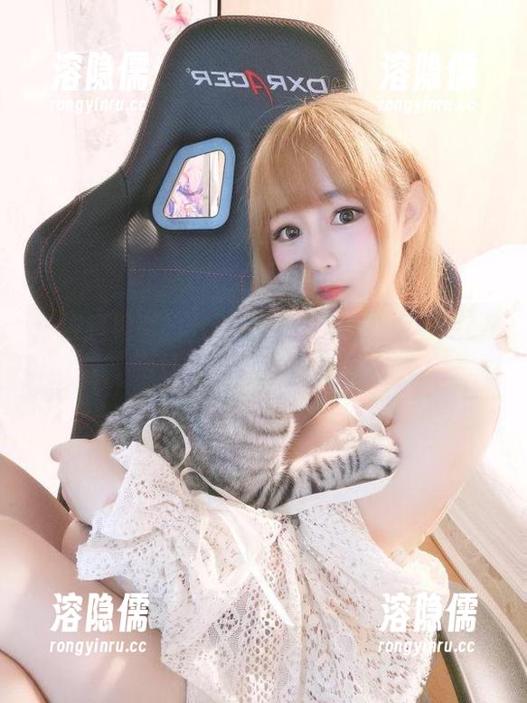 依依超级懒的七夕特集：用爱心比基尼cos让你流口水的美图。