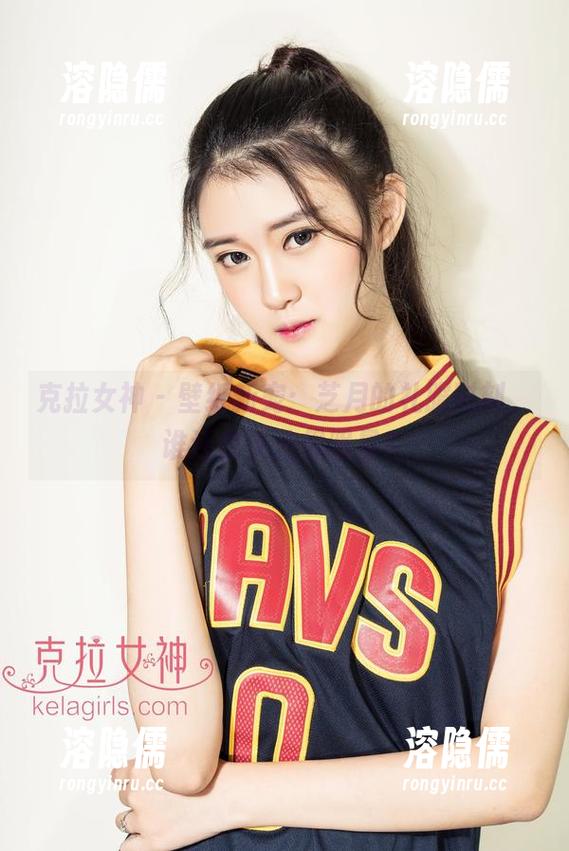 克拉女神 - 壁纸新宠：芝月的礼服时刻，谁还在关注男明星？