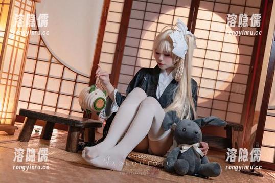 咬人小小兔带来的壁纸新爱：谁能抵挡这慵懒逐浪的魅力？