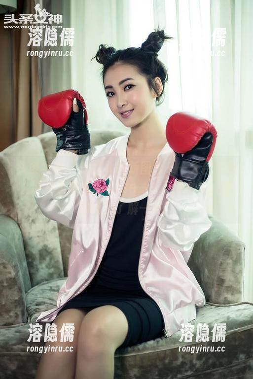 头条女神 - 信悦儿最新图包——天台版怎么能少了奇怪的pose，《五分钟偷心小剧场》了解一下！