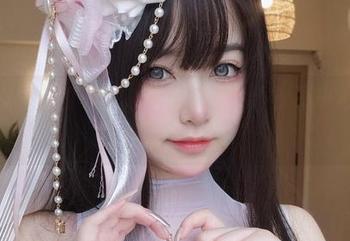 观看女主K的写真，蓝色泳装女仆，不小心失了神。