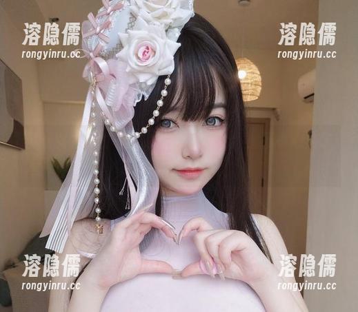 观看女主K的写真，蓝色泳装女仆，不小心失了神。