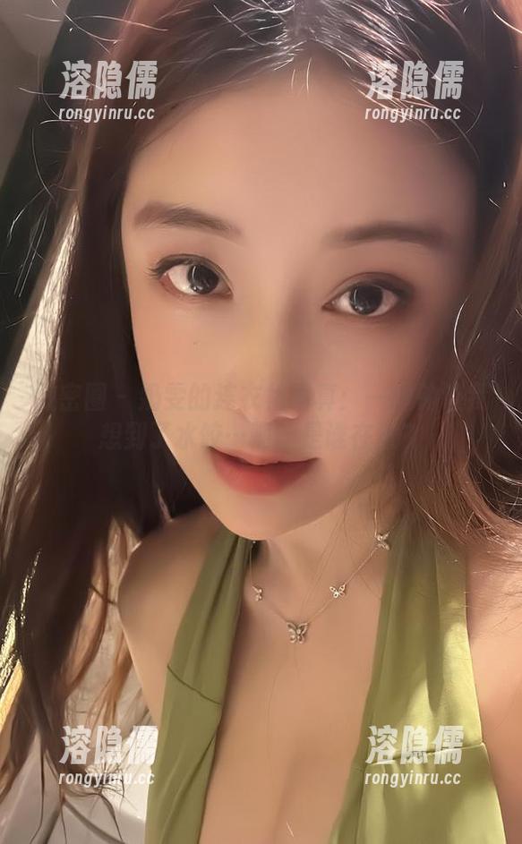 奶雯 微密圈 - 奶雯的连衣裙写真:一秒钟让我想到了水饺…呃,是谁在煮?