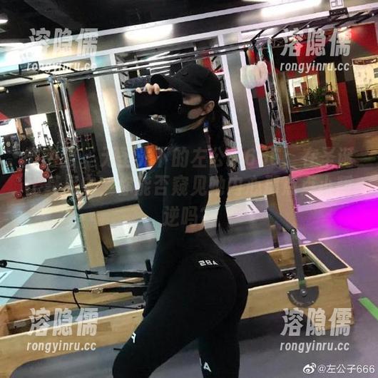 微密圈 - 无圣光下的左公子666：在圣诞比基尼中，你能否窥见她内心那点点小叛逆吗？