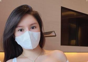 微密圈 – 看啊！是可馨耶的黑色蕾丝裹胸作品，这华丽得让我左思右想呢。