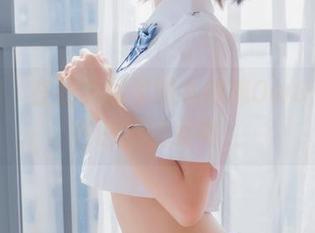 在这里，在线美图里的木棉棉OwO化身白色睡裙的女神。