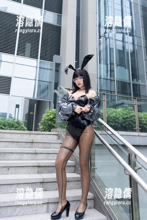 高清杏子夫人的室外写真，狼姐姐的魅惑可比你家的狗还招人喜欢！