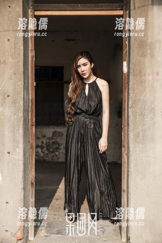 果团网-蜜桃Q妹儿 果团网 - 蜜桃Q妹儿短裤美图合集:你会不会也想跟风穿上短裤,咱可不敢保证效果哦?仅供参观!