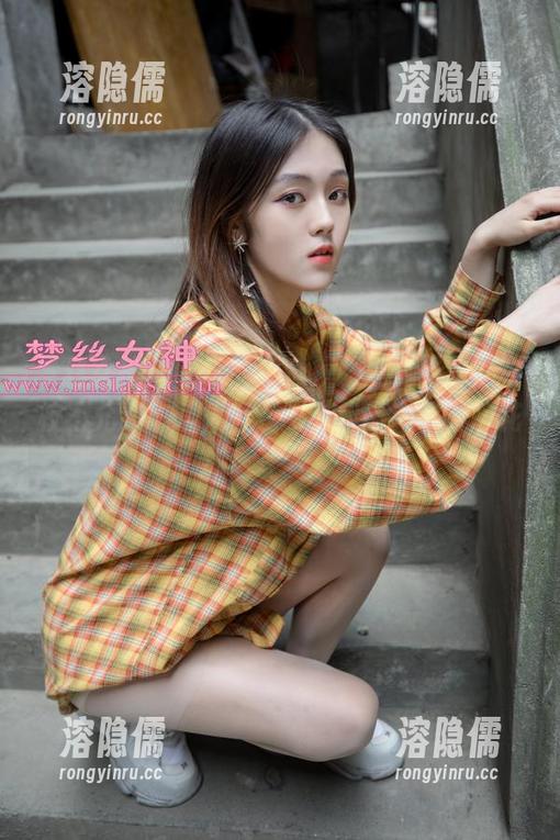 梦丝女神 - 灵唯的全套校服纯白，虽然学校不允许恋爱，但我眼中却已满是春暖花开。