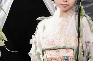 爆机少女喵小吉的新眼镜写真，授权下载让我看个够，毕竟我的卧室墙太空了！