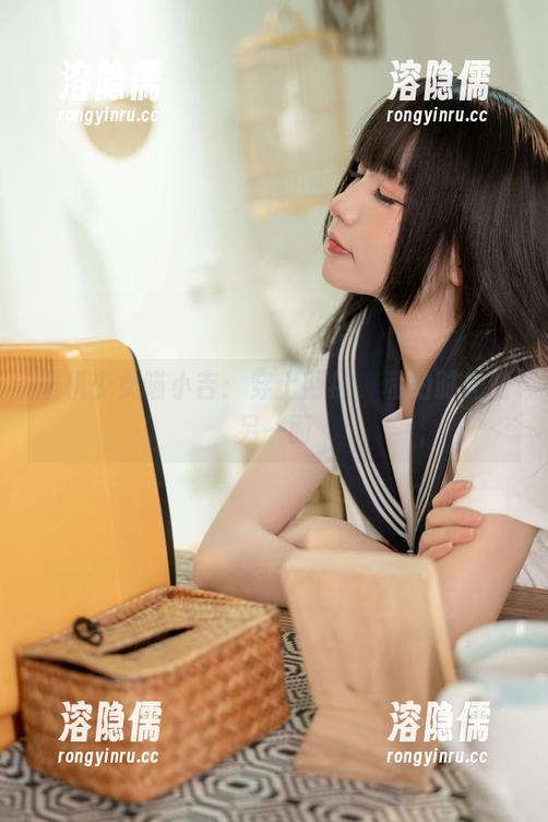 爆机少女喵小吉：穿上网袜，私拍时光的另一面