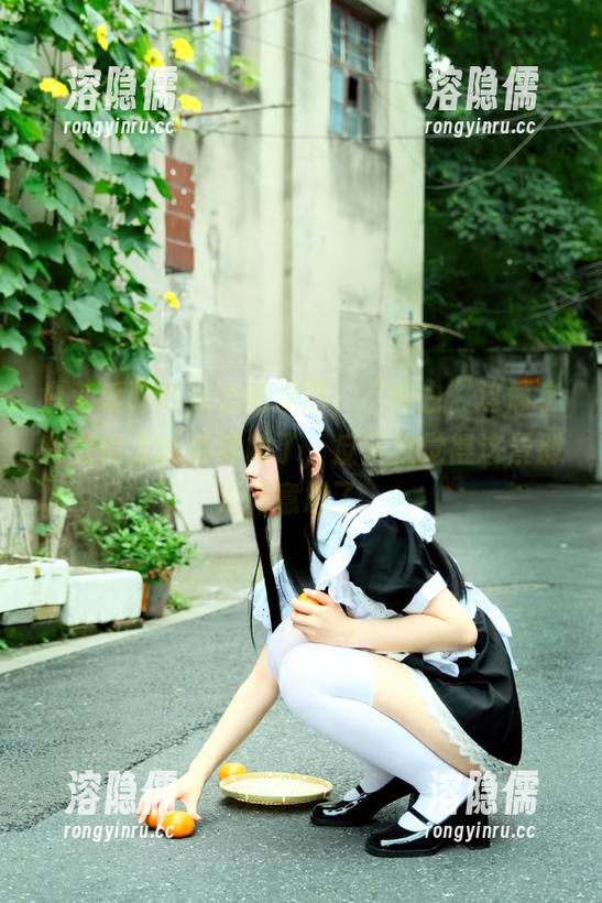 白莉爱吃巧克力的原图，“纯白”这俩字我觉得太能形容她了，反正我觉得这景别太有意思了。