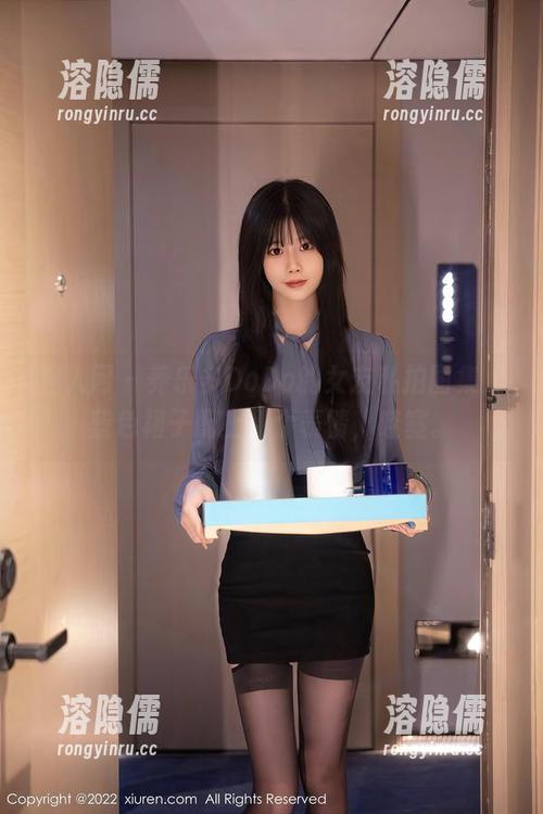 秀人网 - 养乐多DoDo的女友私拍图集，蓝色裙子配上那个表情，哇塞。