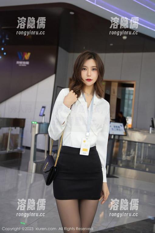 秀人网-李丽莎 秀人网 - 李丽莎穿得连体衣,我的目光却在她私拍的美图里游泳,奇了怪了