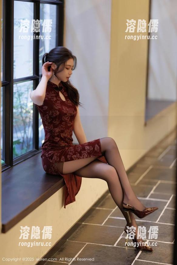 秀人网 - 汐汐爱吃草莓的无圣光写真，裤里丝有种另类的风景