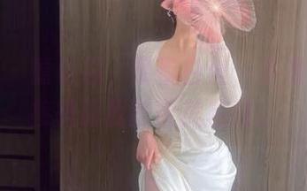 微密圈 – 童小芯，吊带白丝，这组写真直接挑战我的审美底线。