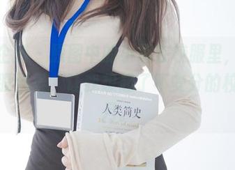 紧急企划 – 原图中的小恩在校服里，散发着一股温柔，让我想起了不安分的校园岁月。
