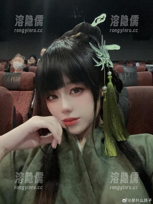 腿长就是资本，阿九从不咕咕的碧蓝航线新cos更新了，让我探头瞧一瞧！
