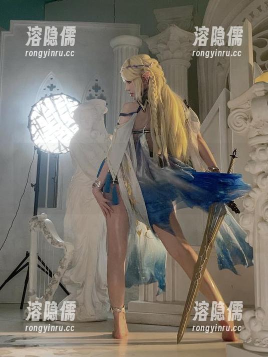 看阿薰kaOri和她的蓝色奶油蛋糕合照，真想问这蛋糕能吃吗？为了这些照片我可不想纠结胃！