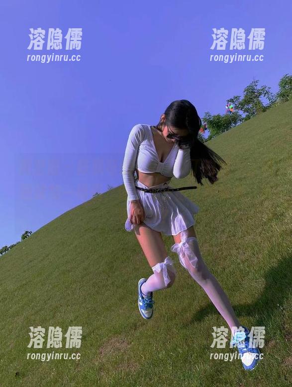 陈佩奇 微密圈 - 陈佩奇的这组“柳丁白丝”,原图犹如一幅画,脑子里冒出几种解读,真耍我啊?