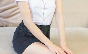 青豆客 – 施忆佳Kitty酱白裙图包里的每一瞬间，都是调皮的风潮在作怪。