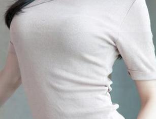 青豆客 – 雨婷goddess游泳池，照片里有鱼吗？还是只有她在水里打转儿